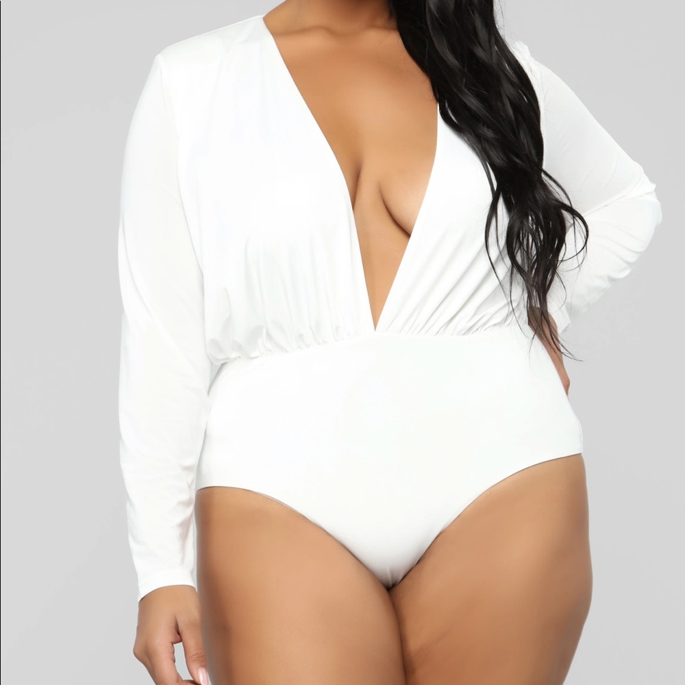 White deep V neck bodysuit😍